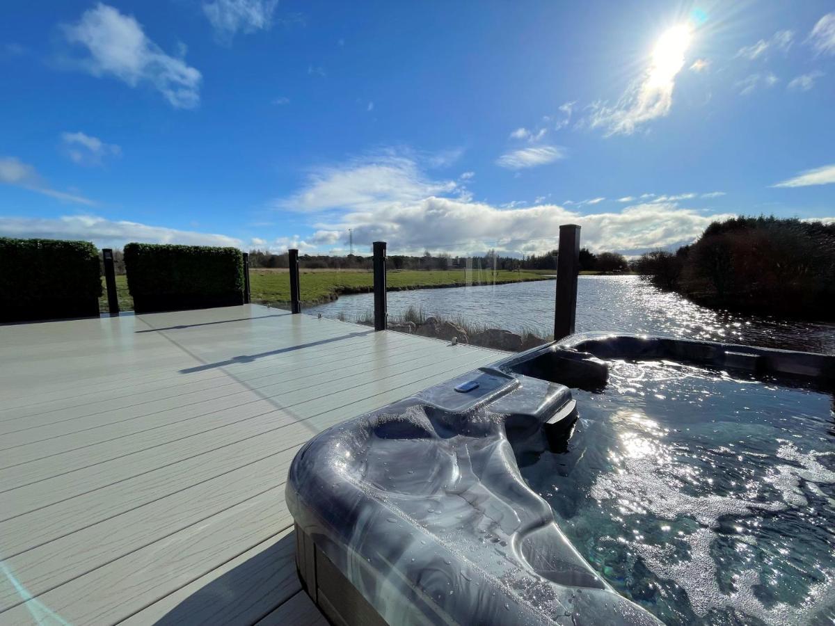 Luxury Lakeside Lodge With Htub Beautiful Views Annan Exterior foto