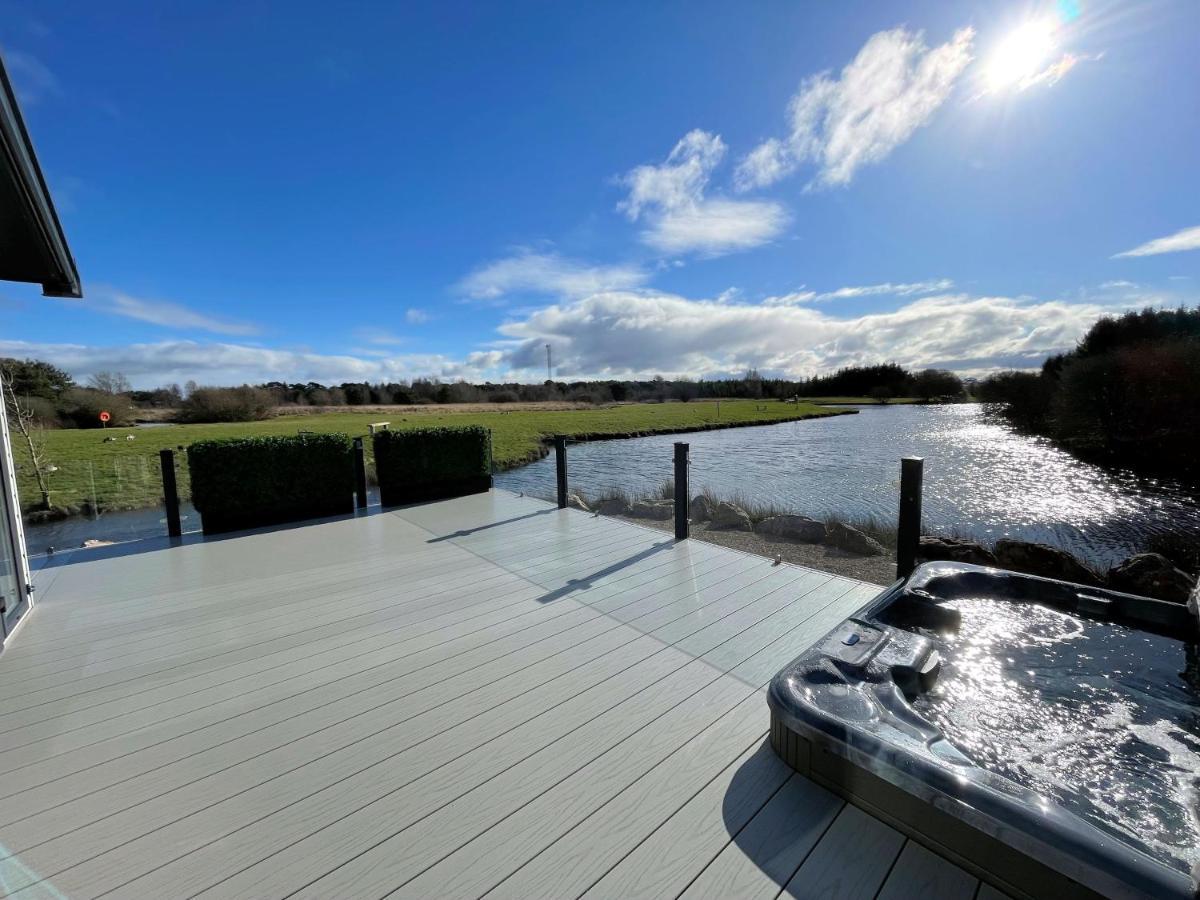 Luxury Lakeside Lodge With Htub Beautiful Views Annan Exterior foto