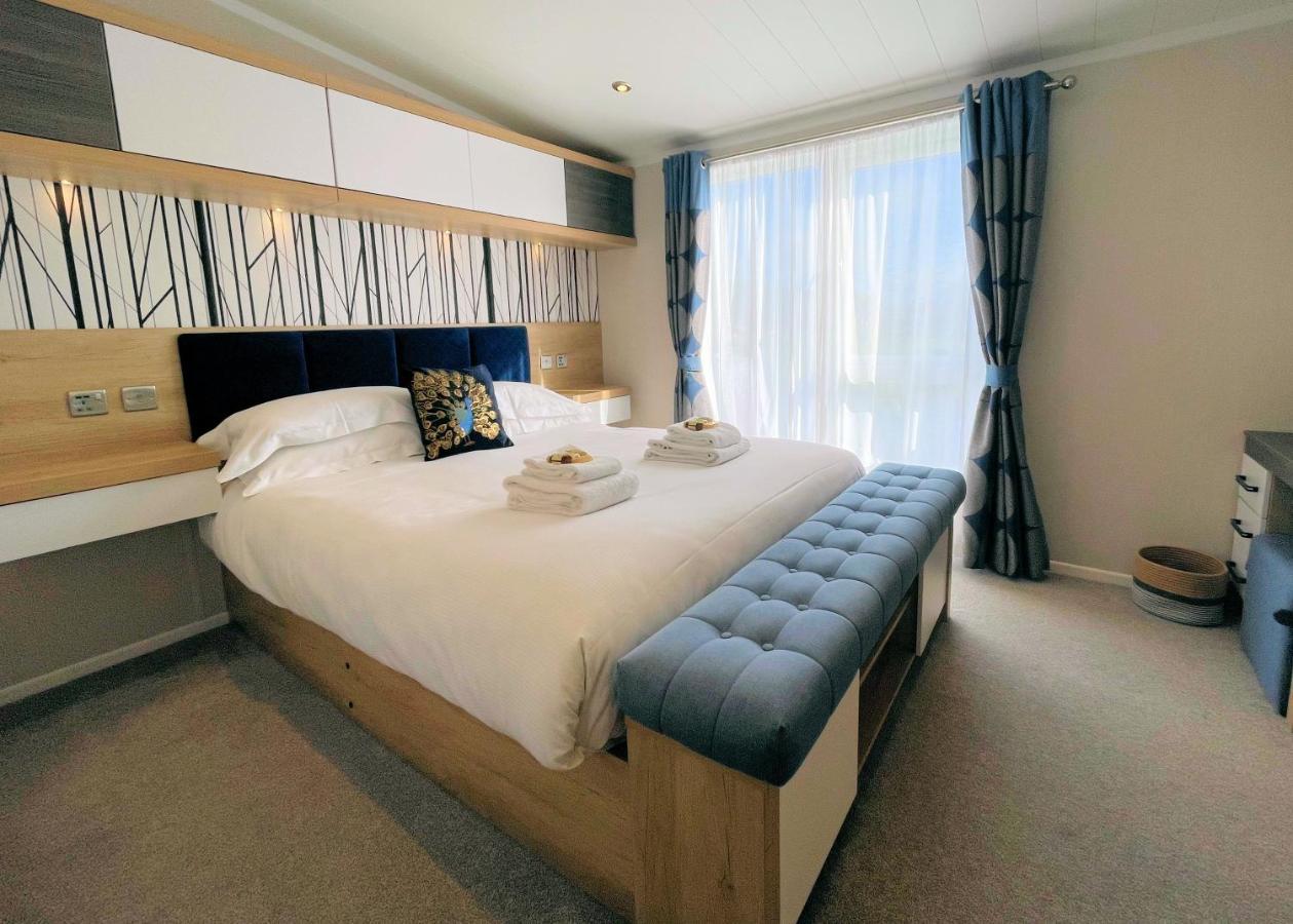 Luxury Lakeside Lodge With Htub Beautiful Views Annan Exterior foto