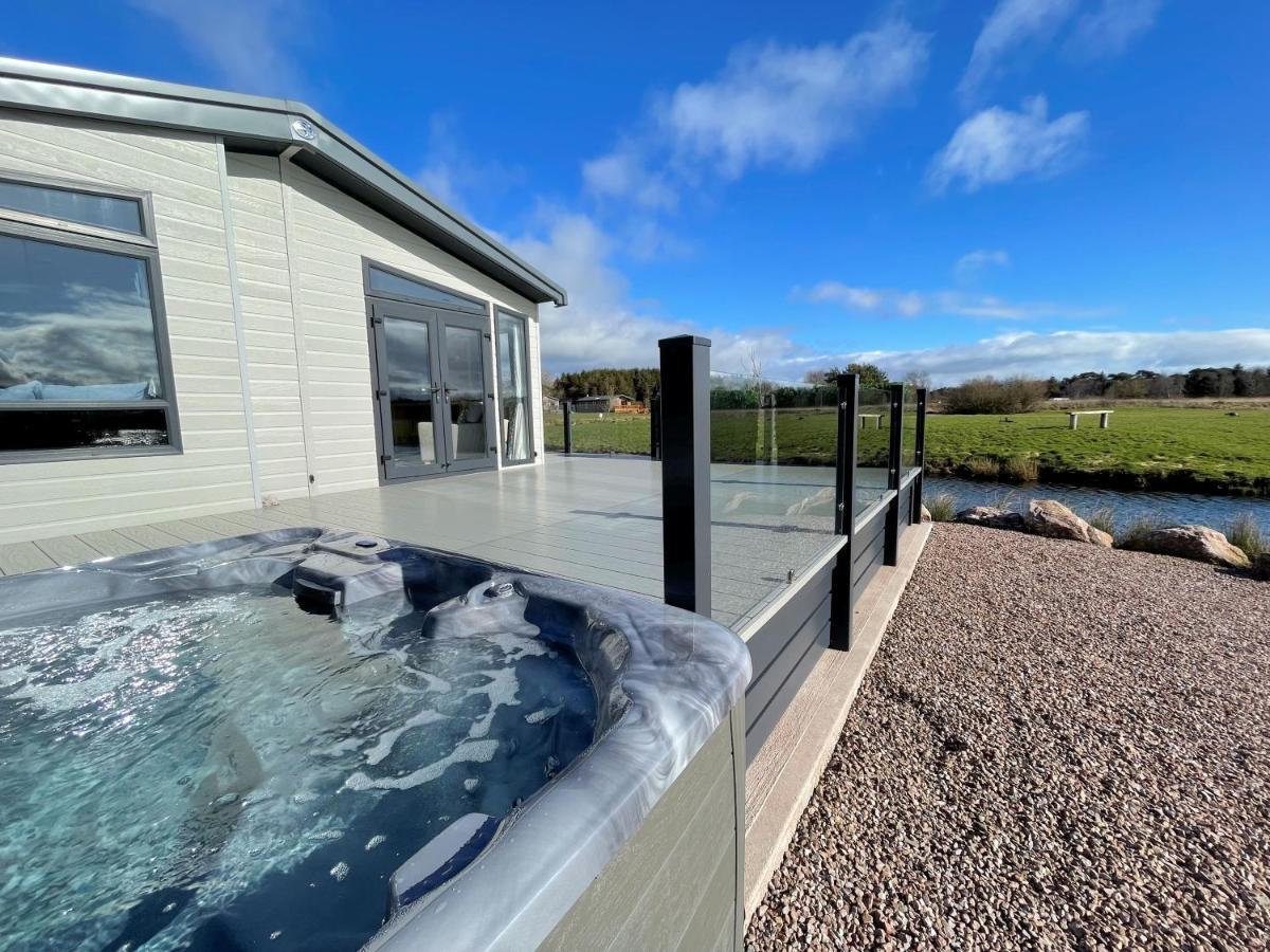 Luxury Lakeside Lodge With Htub Beautiful Views Annan Exterior foto