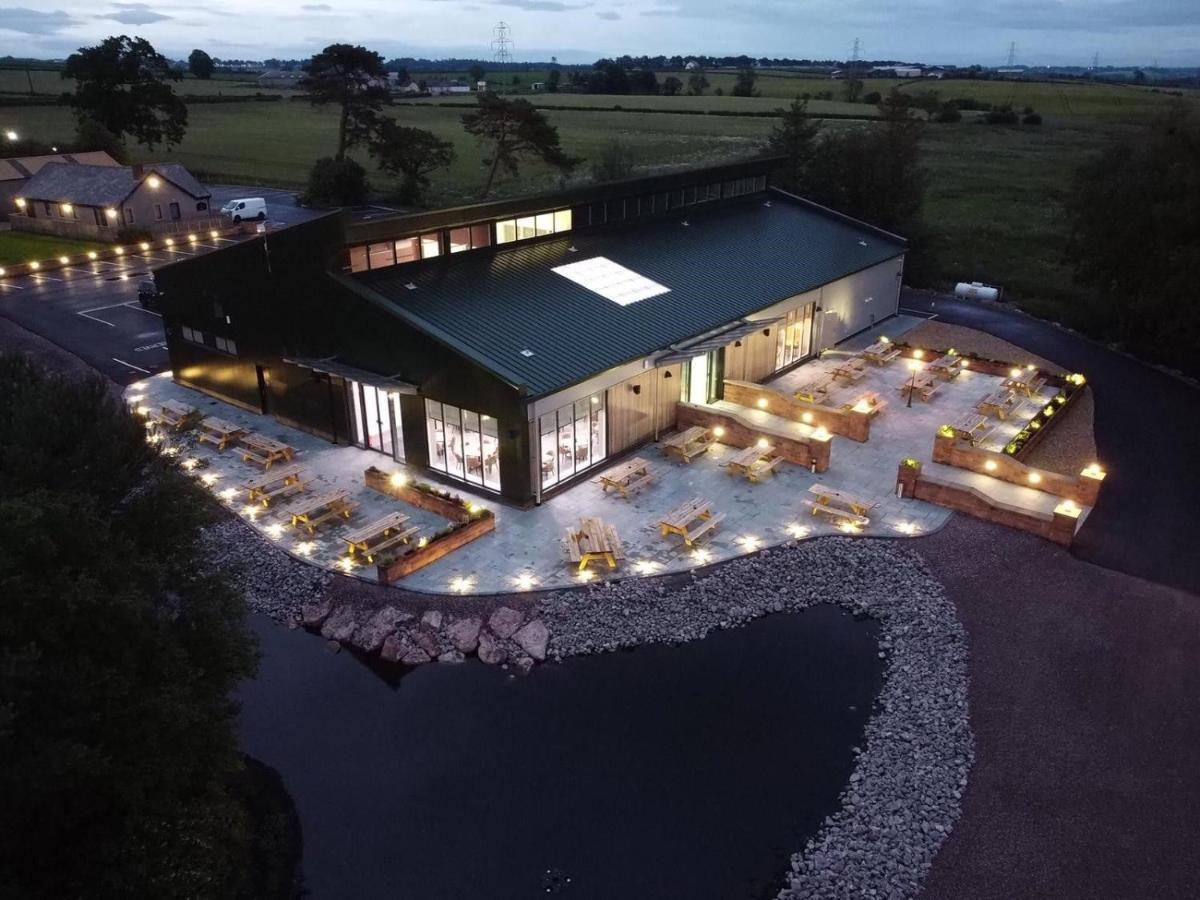 Luxury Lakeside Lodge With Htub Beautiful Views Annan Exterior foto