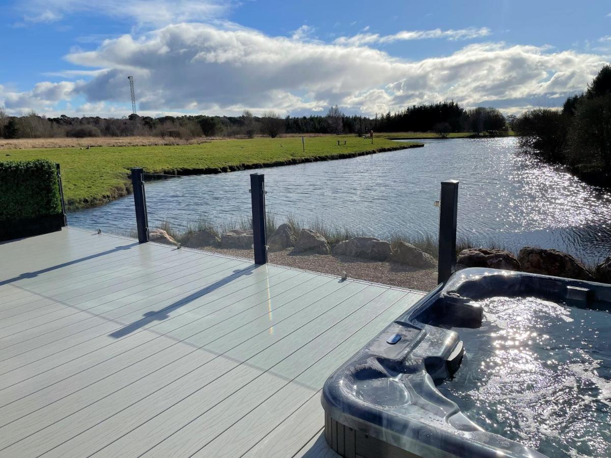 Luxury Lakeside Lodge With Htub Beautiful Views Annan Exterior foto